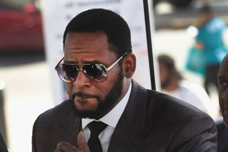 R. Kelly Says He Can’t Read So He Isn’t Responsible for Lawsuit
